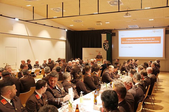 Bild enthält, People, Person, Audience, Crowd, Indoors, Lecture, Seminar, Adult, Male, Man