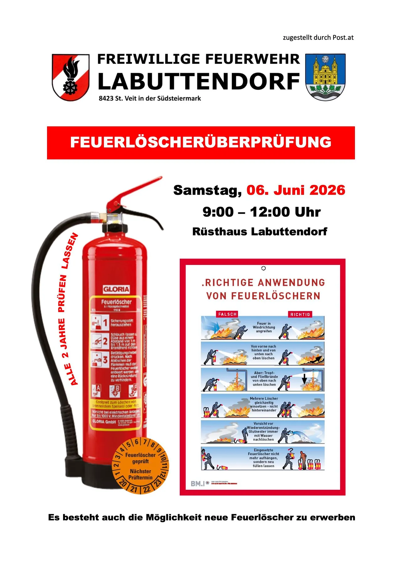 Ein Poster zeigt einen Feuerlöscher mit einem Etikett, das 'Alle 2 Jahre Prüfen' und ein Datum vom 06. Juni 2026 anzeigt. Das Poster enthält rechts eine Feuersicherheitsdemonstration.