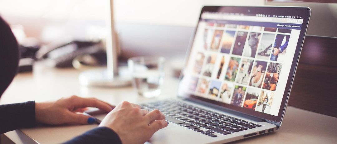 Bild enthält, Computer, Electronics, Laptop, Pc, Computer Hardware, Computer Keyboard, Monitor, Screen, Person, Table