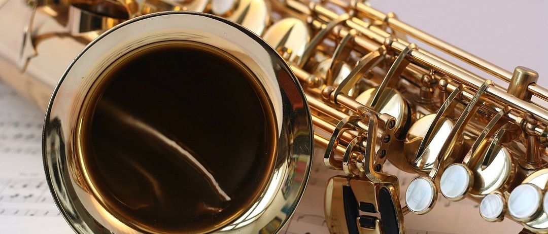 Bild enthält, Musical Instrument, Saxophone, Beverage, Coffee, Coffee Cup, Brass Section, Horn, Trumpet, Cutlery, Spoon