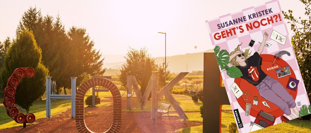 Im Freien angebrachtes Schild mit dem Wort "HONK" bei einem hellen Sonnenuntergang im Hintergrund. Auch ein Werbeplakat für Susanne Kristiens Buch ist zu sehen.