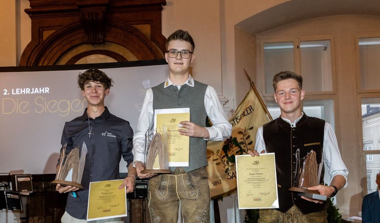 Bild enthält, Pants, Adult, Male, Man, Person, Shirt, Jacket, Suit, Face, Vest