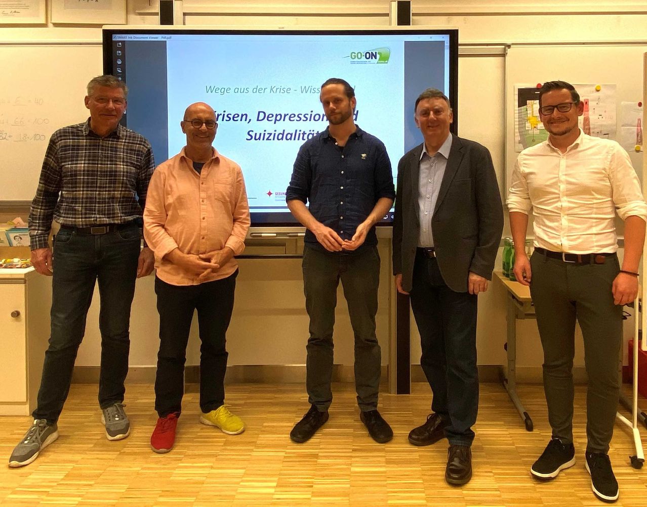 Bild enthält, Groupshot, Person, Belt, Adult, Male, Man, Monitor, Glasses, Coat, Face