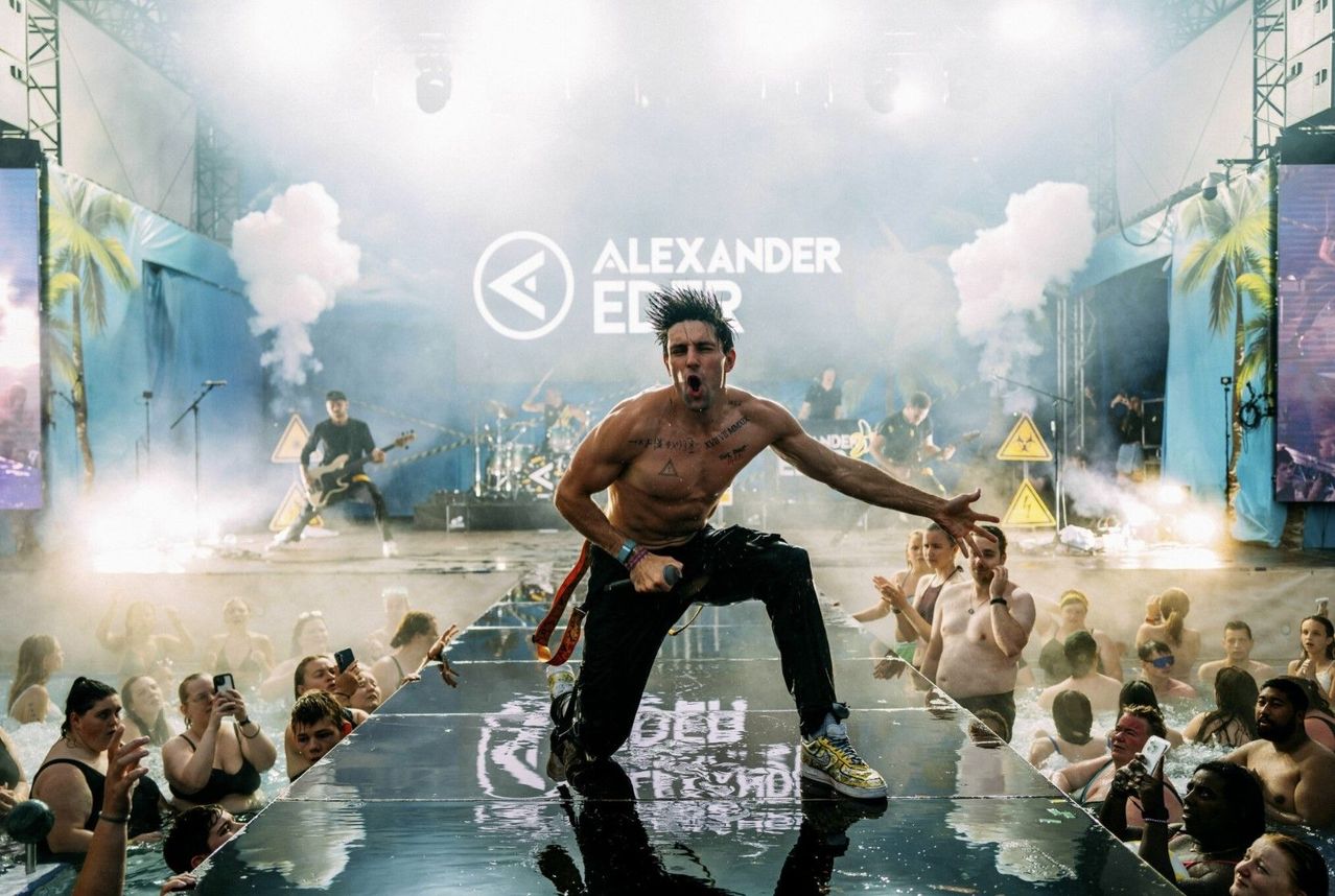 Bild enthält, Concert, Crowd, Person, Solo Performance, Urban, Rock Concert, Adult, Male, Man, Dancing