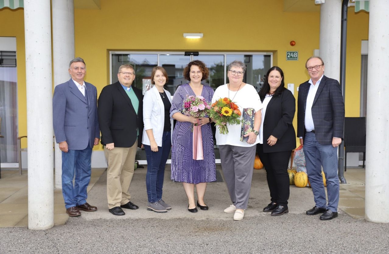 Bild enthält, Blazer, Coat, Jacket, Flower Arrangement, Flower Bouquet, Pants, Suit, Person, Portrait, Woman