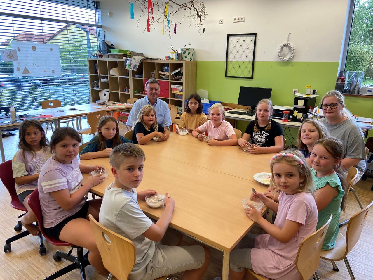 Bild enthält, Person, Child, Female, Girl, Boy, Male, Adult, Man, Woman, Face