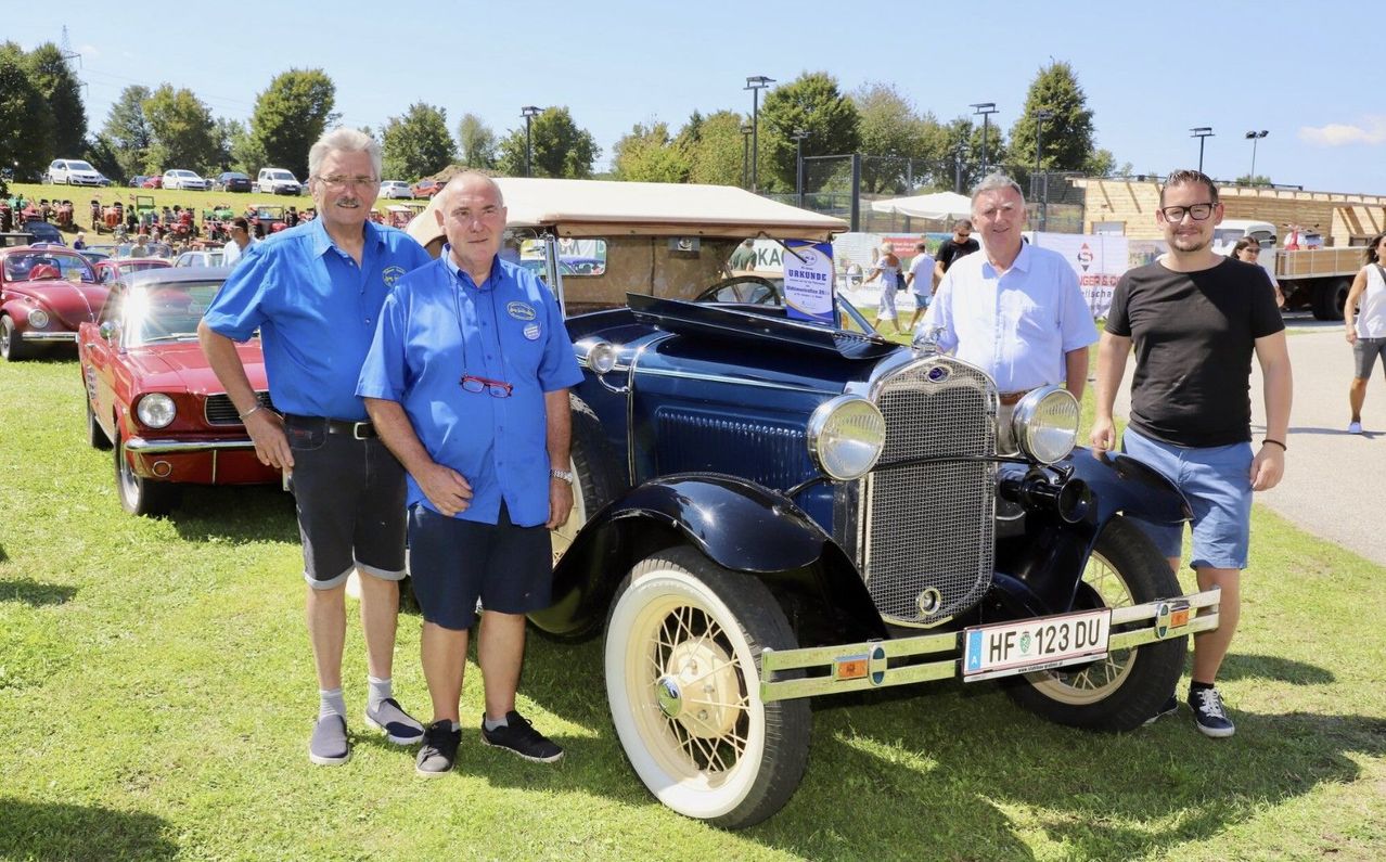 Bild enthält, Car, Car Show, Vehicle, Adult, Male, Man, Person, Hot Rod, Antique Car, Shorts