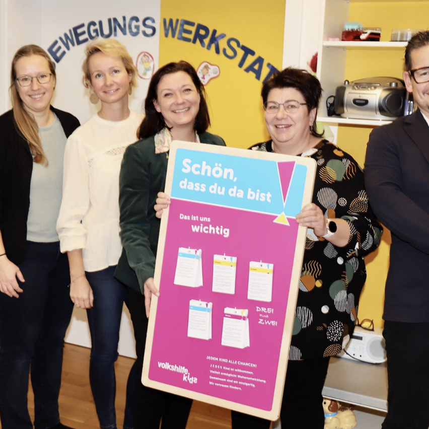 Bild enthält, Advertisement, Poster, Groupshot, Person, Glasses, Adult, Female, Woman, Male, Man