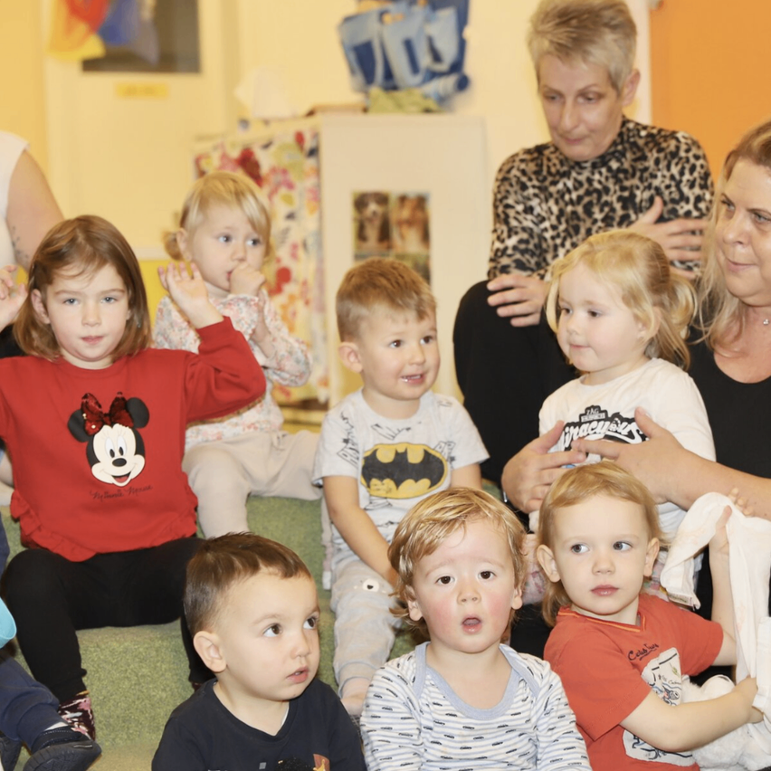 Bild enthält, People, Person, Adult, Female, Woman, Kindergarten, Baby, Glasses, Portrait, Child
