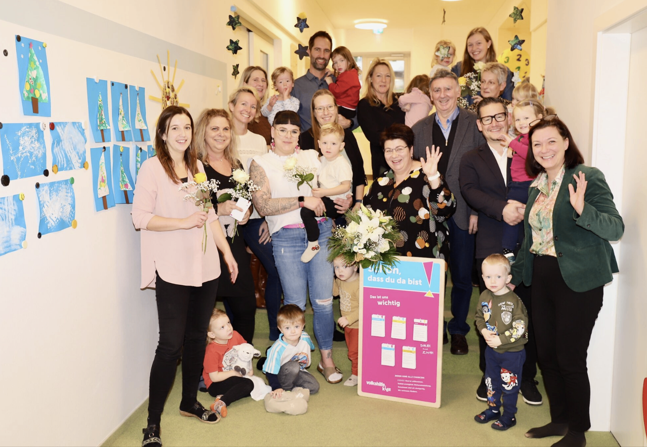 Bild enthält, Adult, Female, Person, Woman, Flower Arrangement, Flower Bouquet, People, Portrait, Pants, Man