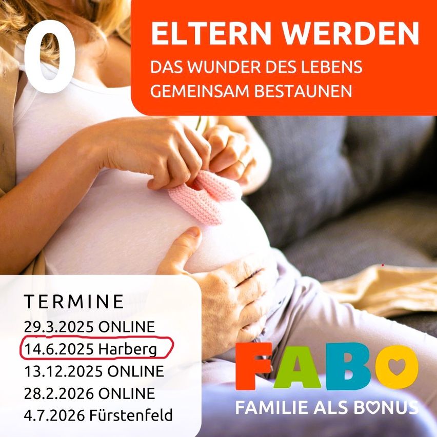 Eine schwangere Frau hält eine Babysocke und sitzt auf einer Couch. Ein Zeitplan mit verschiedenen Terminen und Orten für Veranstaltungen wird angezeigt.