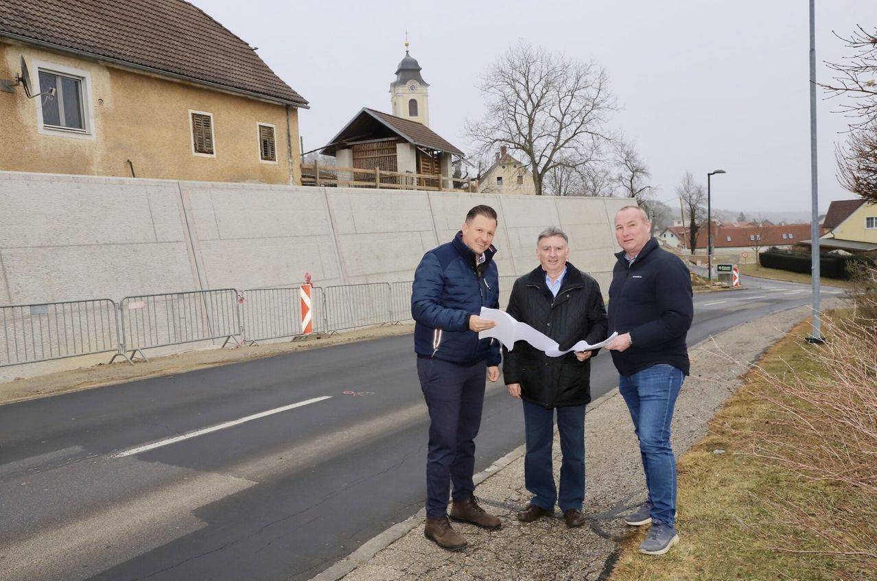 Bild enthält, Pants, Neighborhood, Advertisement, City, Street, Blazer, Poster, Adult, Man, Person