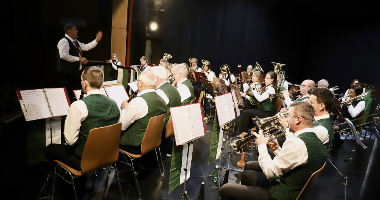 Bild enthält, Group Performance, Music, Music Band, Musician, Performer, Person, Book, Adult, Male, Man