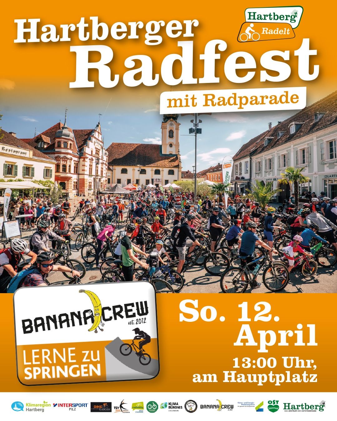Werbeplakat für das Radfest-Event in einer Stadt mit einer Menschenmenge von Radfahrern, Gebäuden und Bäumen. Es zeigt eine große Menschenmenge von Radfahrern, ein Banner und ein Datum.