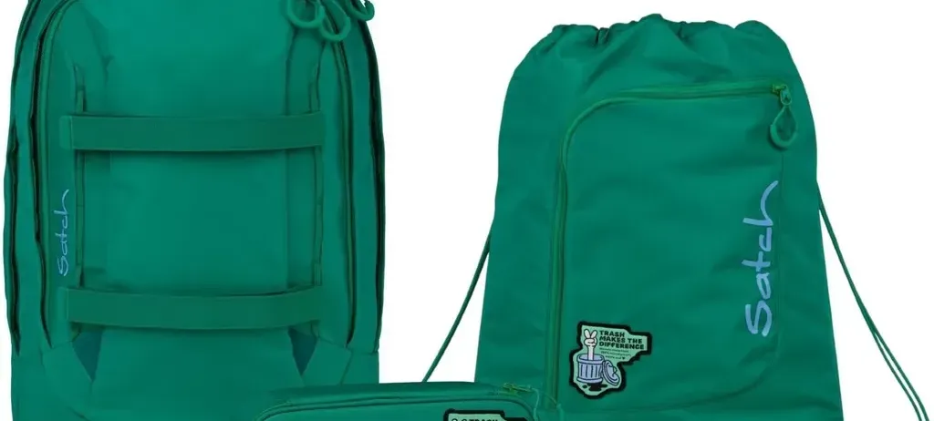 Ein grüner Rucksack, eine grüne Zugbeutel und ein grüner Stiftetui mit dem Wort 'Satch' darauf. Der Rucksack hat ein Mülleimer-Logo.