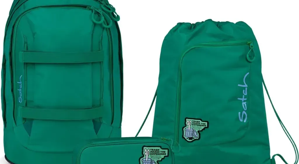Ein grüner Rucksack, eine grüne Zugbeutel und ein grüner Stiftetui mit dem Wort 'Satch' darauf. Der Rucksack hat ein Mülleimer-Logo.