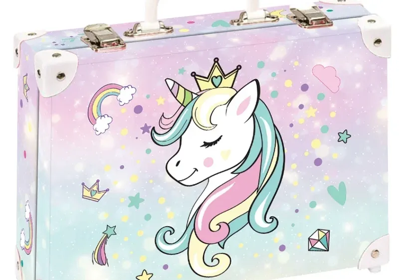 Ein rosa und blauer Koffer mit einem Einhorn, das eine Krone trägt und von Sternen, Herzen und einem Regenbogen umgeben ist. Der Koffer hat einen weißen Griff und silberne Schlösser.