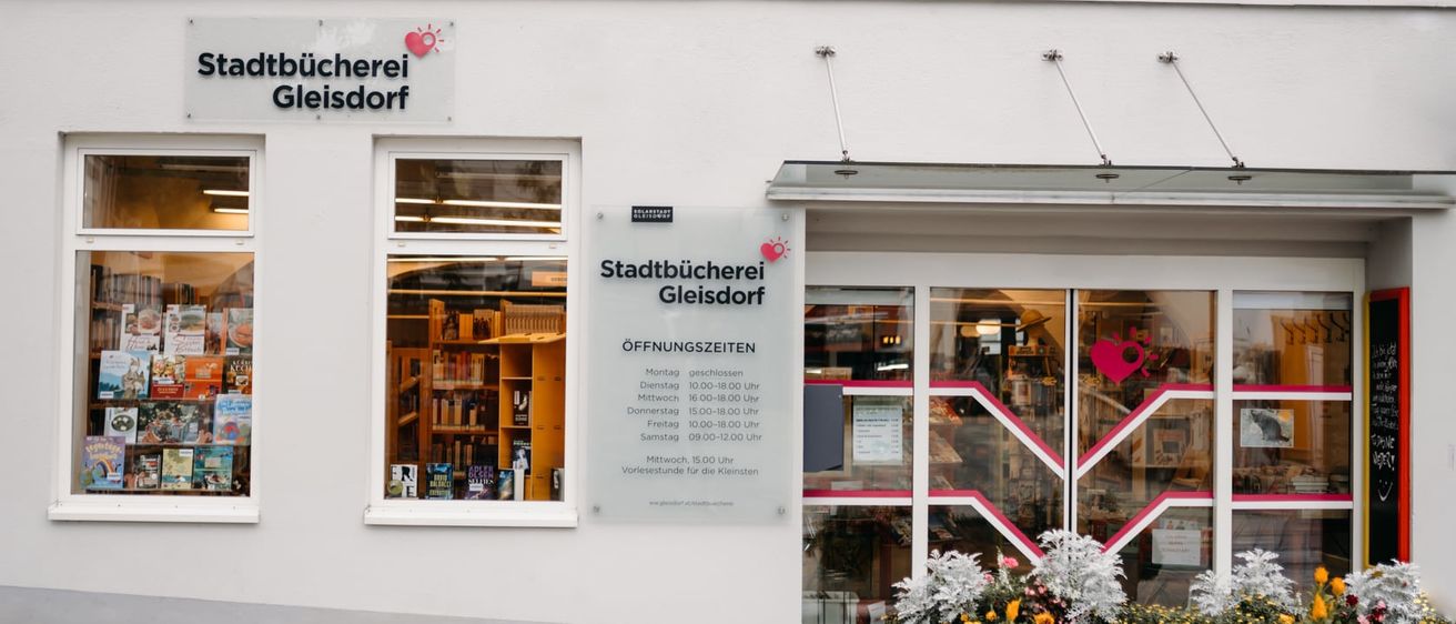 Bild enthält, Book, Publication, Plant, Potted Plant, Shop, Bookstore, Planter, Vase, Person, Hat