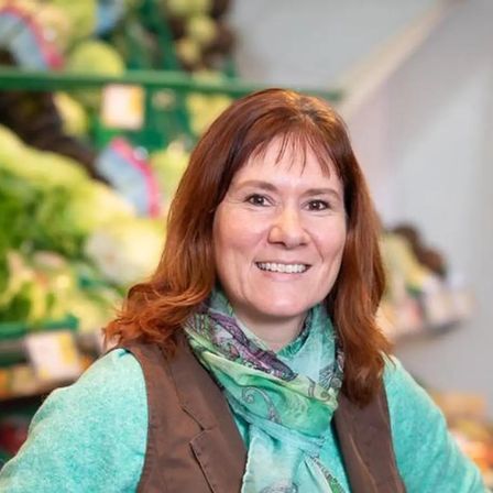 Bild enthält, Face, Head, Person, Smile, Adult, Female, Woman, Clothing, Scarf, Hair