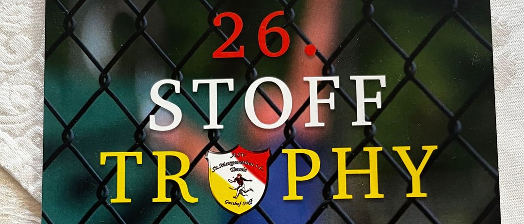 Ein Werbeposter für die 26. Stoff Trophy Veranstaltung mit einem Gitterzaun im Hintergrund, Veranstaltungsdetails und Sponsorenlogos.