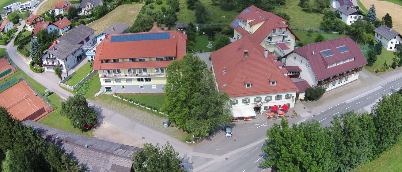Bild enthält, Architecture, Building, Outdoors, Housing, Aerial View, House, Driveway, Car, Suburb