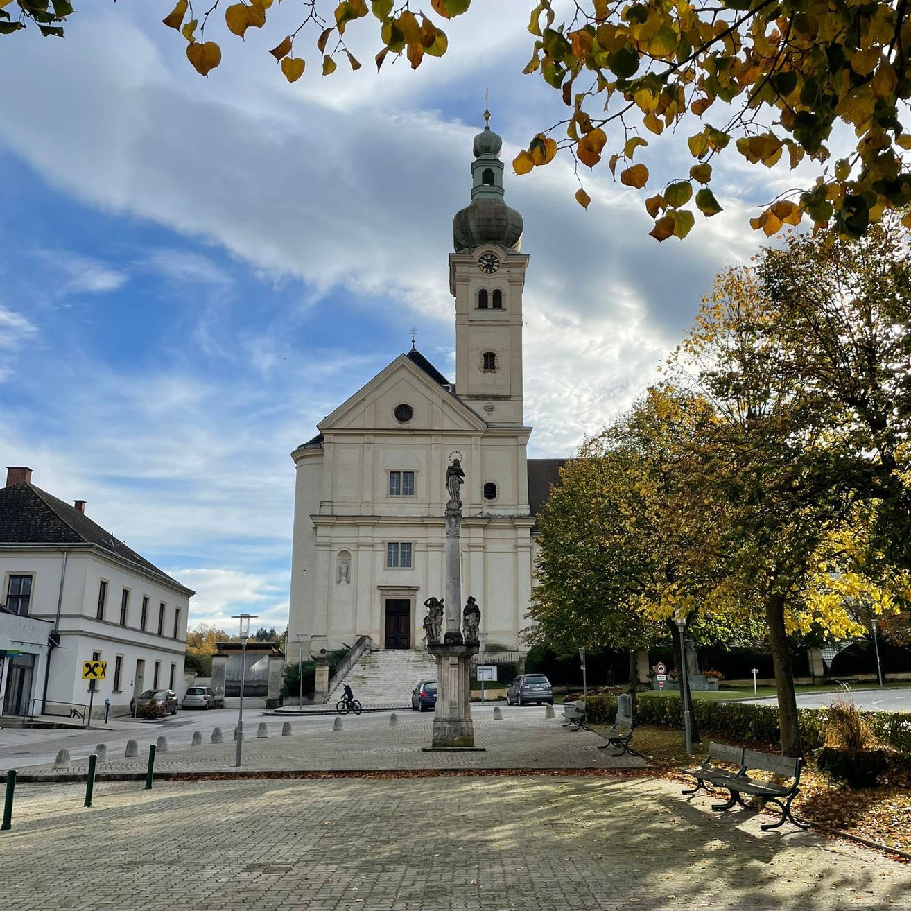 Bild enthält, Arch, Architecture, Gothic Arch, Bench, Car, Person, Bicycle
