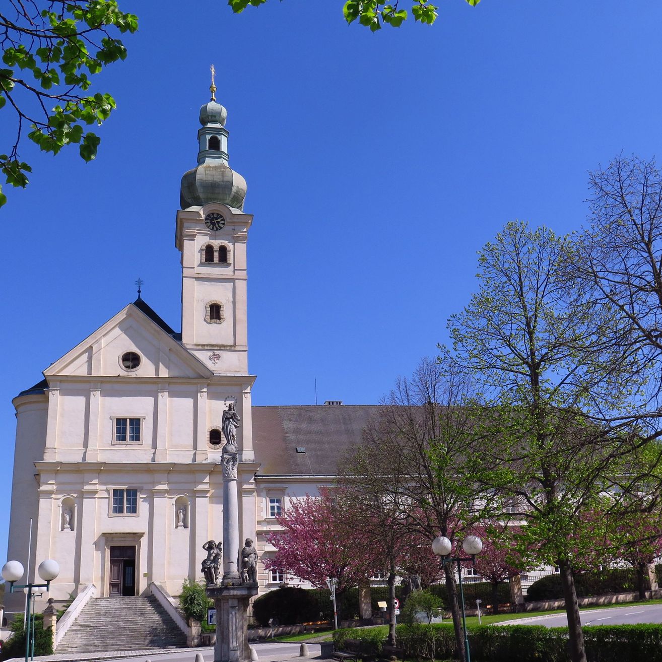 Bild enthält, Building, Monastery, Spire, Clock Tower, Dome, Tree, Person, Campus, Car