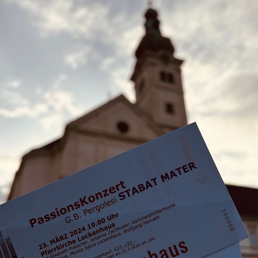 Bild enthält, Advertisement, Poster, Spire, Tower, Text, Business Card, Paper, Clock Tower