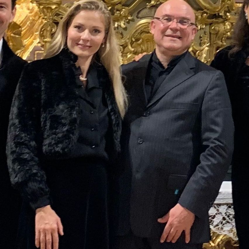 Bild enthält, Photography, Portrait, Blazer, Coat, Jacket, Formal Wear, Suit, Pants, Dress, Blouse