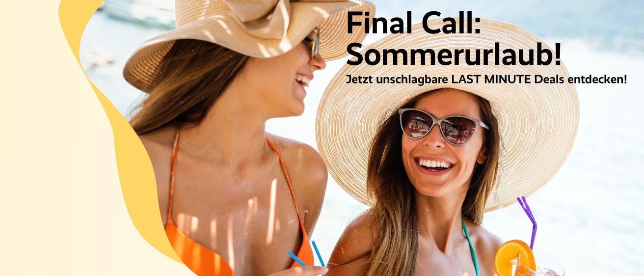 Zwei Frauen in orangefarbenen Badeanzügen und Hüten lächeln und schauen sich etwas an. Die Frau auf der linken Seite trägt einen großen Hut mit einer Schleife, während die Frau auf der rechten Seite eine Sonnenbrille trägt. Der Text 'Final Sommer' ist in fetter, weißer Schrift angezeigt.