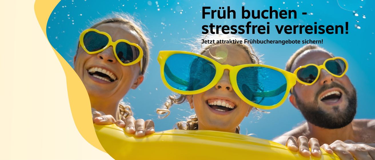 Zwei Mädchen mit gelben herzförmigen Sonnenbrillen lächeln fröhlich und halten einen gelben Schwimmreifen. Das Wasser ist blau, und die Wörter 'Früh stressf' erscheinen über ihnen.