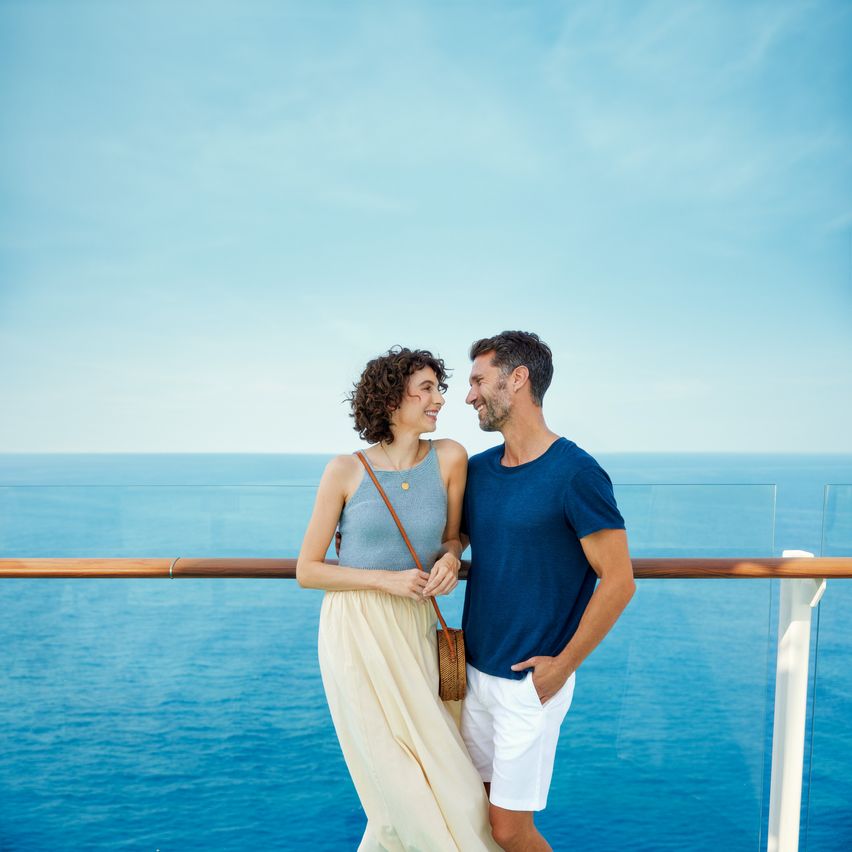 Bild enthält, Adult, Female, Person, Woman, Male, Man, Necklace, Handbag, Head, Face