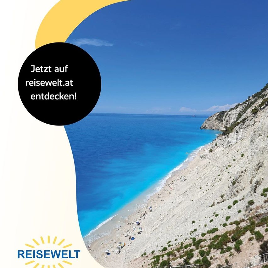 Schöner blauer See und weißer Strand mit einer felsigen Klippe. Einige Leute genießen den sonnigen Tag. Entdecken Sie auf reisewelt.at.