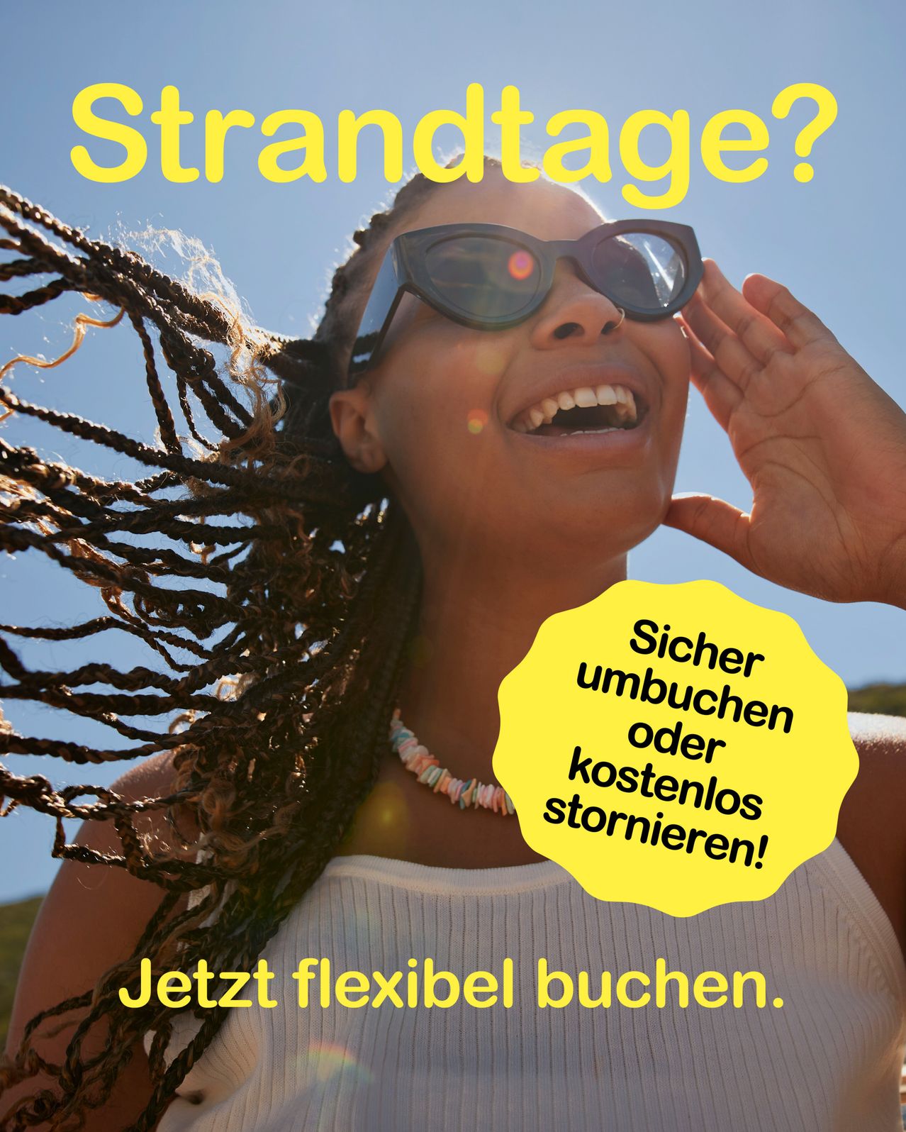 A woman wearing sunglasses and a white top is smiling while looking upward. The image features a yellow text overlay with the words 'Strandtage?' and 'Jetzt flexibel buchen.' There is a sign in the image that reads 'Sicher umbuchen oder stornieren!' in a yellow background.