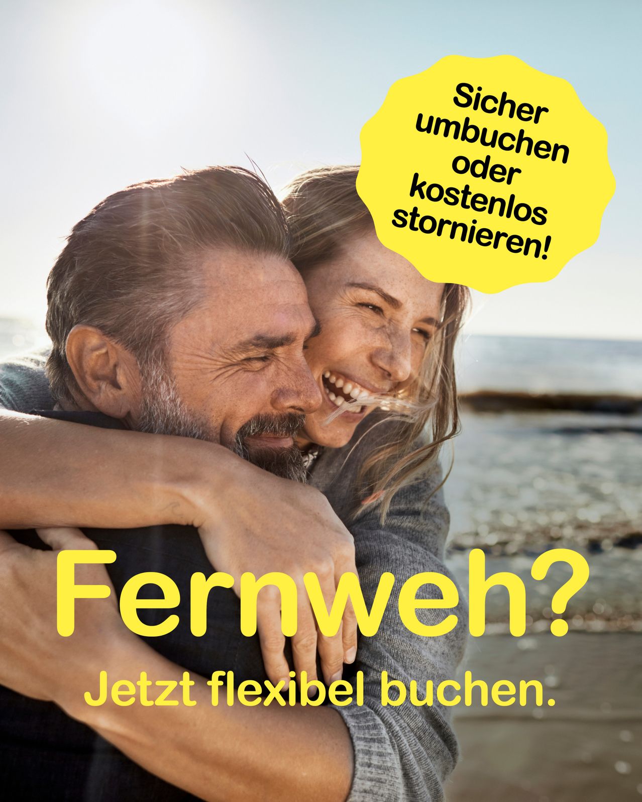 Ein Mann und eine Frau umarmen sich am Strand. Der Text sagt 'Fernweh?' und 'Jetzt flexibel buchen' mit einer gelben Hervorhebung.