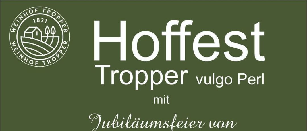Plakat für die Jubiläumsfeier von Franzl und der Sperrstund Musi am 1. August 2026, Beginn um 15 Uhr. Es zeigt eine Luftaufnahme eines Hauses mit Solarpanelen, eine Gruppe von Männern in traditioneller Kleidung und einen grünen Hintergrund.