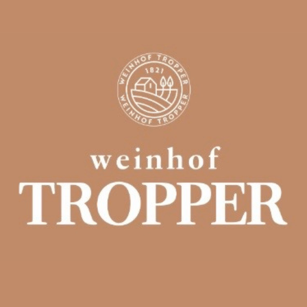 Das Logo für Weinhof TROPPE, gegründet 1821, zeigt einen Kreis mit Haus und Pflanzen, auf braunem Hintergrund. Der Name Weinhof TROPPE steht in weiß über dem Logo.