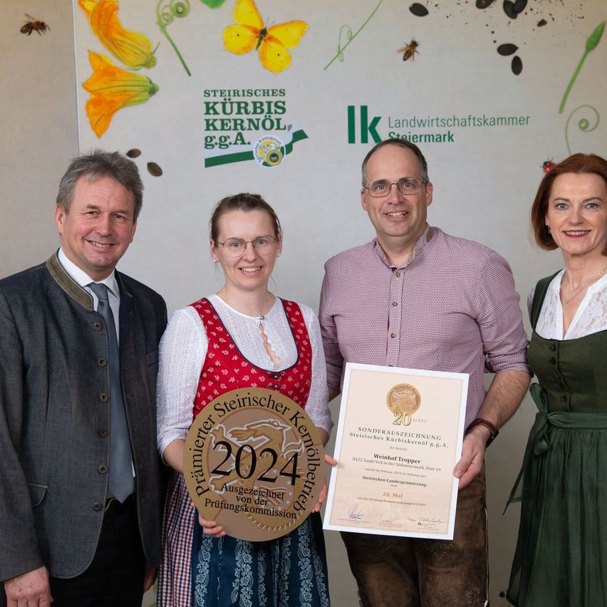 Bild enthält, People, Person, Pants, Coat, Adult, Male, Man, Female, Woman, Portrait