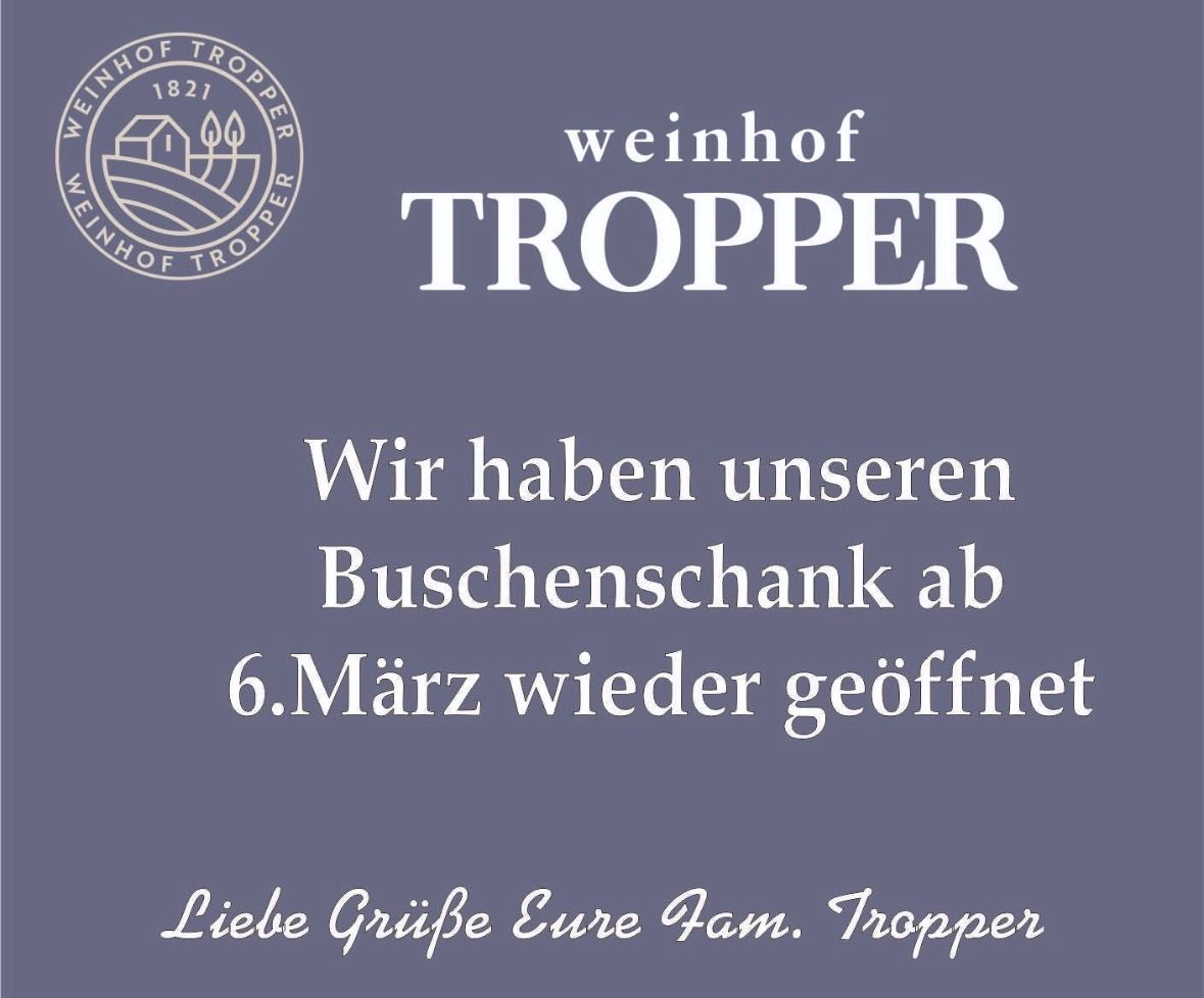 Ein Poster mit lila Hintergrund zeigt das Logo von Weinhof Tropper aus dem Jahr 1821. Es verkündet, dass ihr Weinladen am 6. März wiedereröffnet. Das Poster endet mit einer freundlichen Begrüßung der Familie Tropper.