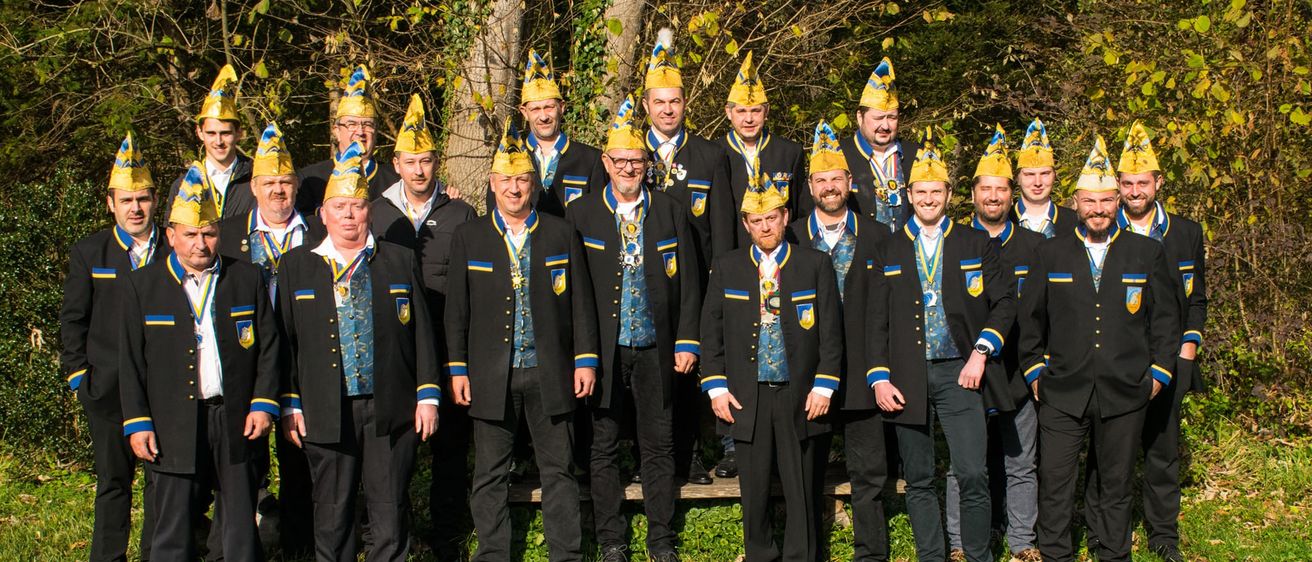 Bild enthält, People, Person, Groupshot, Adult, Male, Man, Clothing, Coat, Grass, Pants