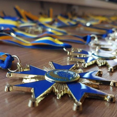 Bild enthält, Badge, Logo, Symbol, Gold, Blade, Dagger, Knife, Weapon