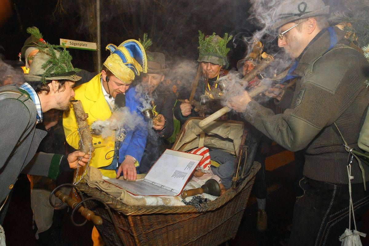Bild enthält, Face, Head, Person, Smoke, Adult, Male, Man, People, Jeans, Laptop