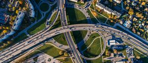 Bild enthält, Road, Outdoors, Architecture, Building, Cityscape, Urban, Aerial View, City, Bridge