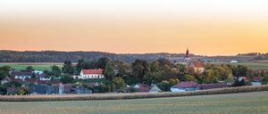Bild enthält, Landscape, Nature, Outdoors, Scenery, Countryside, Panoramic, Rural, Building, Village, Farm