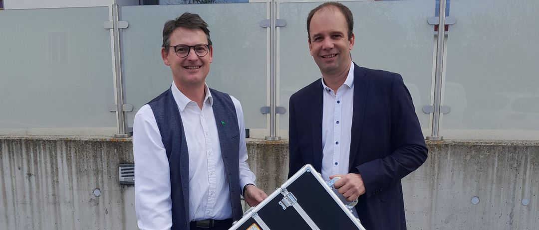 Bild enthält, Advertisement, Pants, Coat, Blazer, Jacket, Adult, Male, Man, Person, Glasses