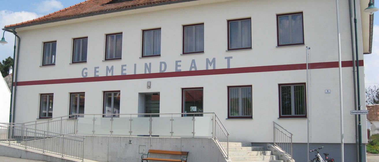 Bild enthält, Bench, Bicycle, Postal Office, Hotel, Wheel