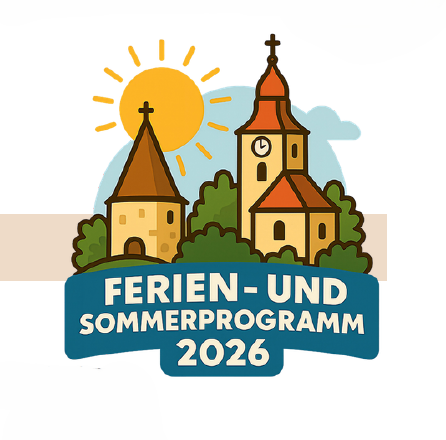 Illustration von zwei Kirchengebäuden mit einer Sonne im Hintergrund und dem Text 'FERIEN-UND SOMMERPROGRAMM 2026' darunter.