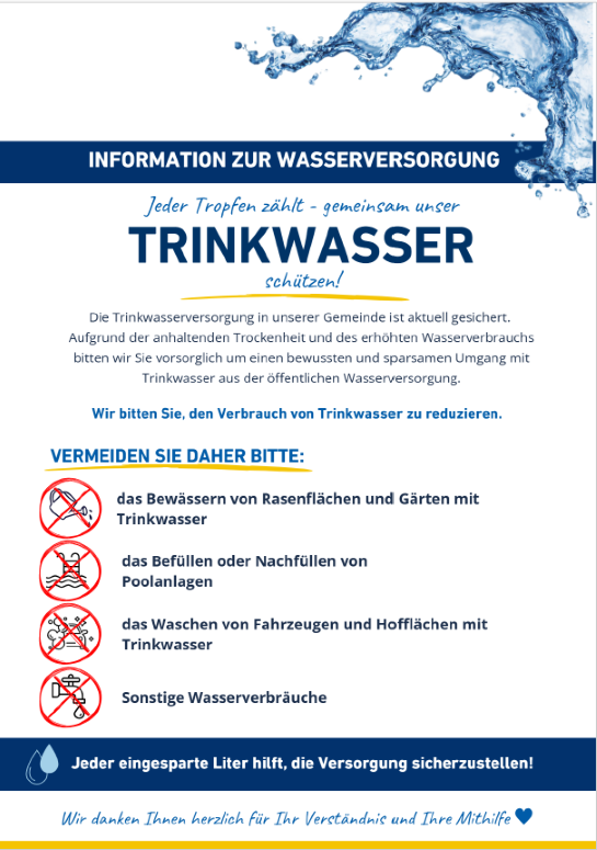 Ein Informationsposter zur Wassereinsparung in einer Gemeinde, das die Bedeutung der Reduzierung des Trinkwasserverbrauchs aufgrund von Trockenheit und hohem Verbrauch betont. Es listet Aktivitäten auf, die vermieden werden sollten, wie das Bewässern von Rasenflächen mit Trinkwasser und das Füllen von Pools. Es schließt mit einer Botschaft des Dankes für Verständnis und Mithilfe.