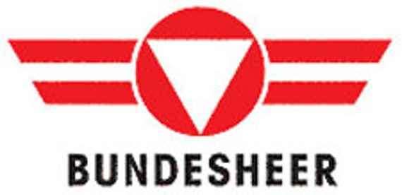 Das Bild zeigt das Bundesheer-Logo mit einem roten Dreieck mit einem weißen Pfeil in der Mitte und zwei roten Streifen auf jeder Seite, unter dem Wort 'Bundesheer' in fetten schwarzen Buchstaben.