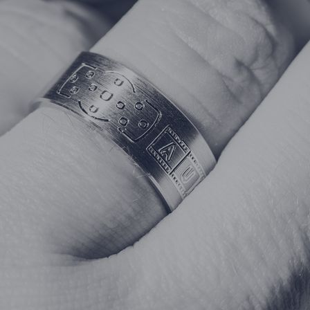 Bild enthält, Body Part, Finger, Hand, Person, Accessories, Jewelry, Ring, Silver